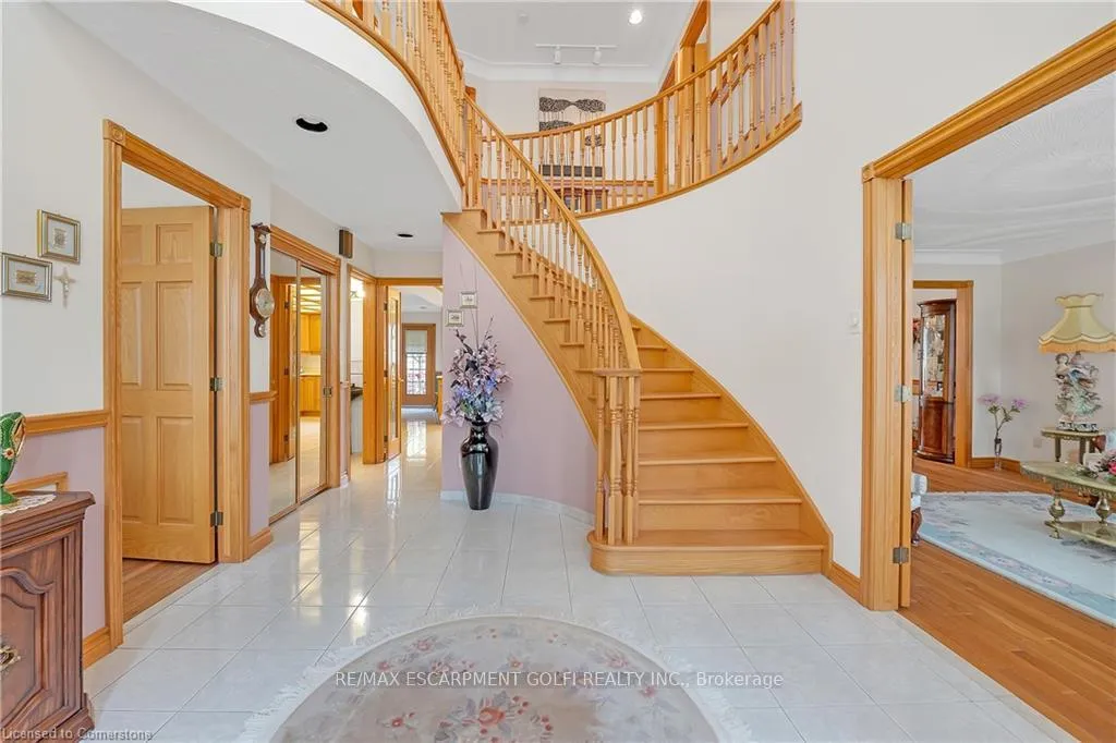 Photo 4 of 10 Embassy Drive, Hamilton, Lisgar — HOMEH