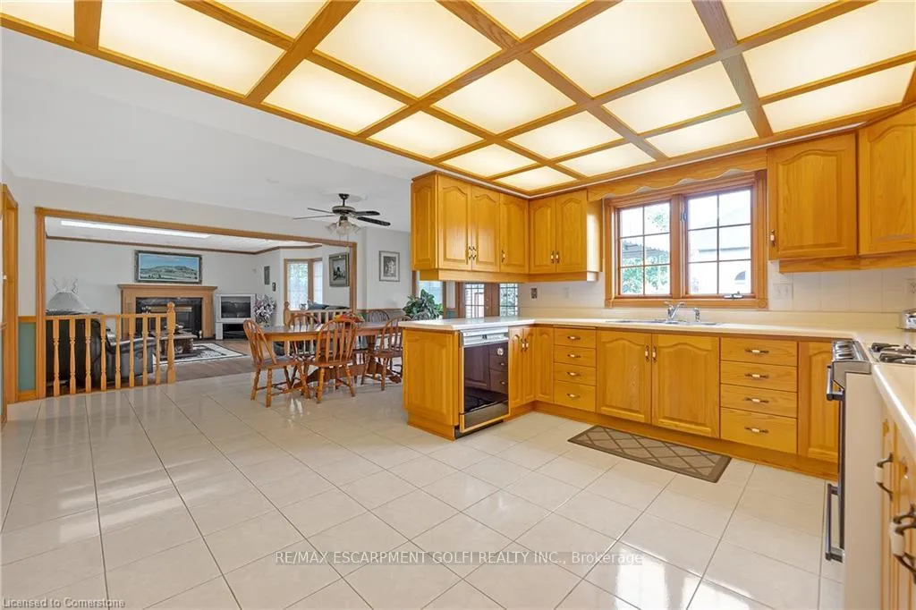Photo 12 of 10 Embassy Drive, Hamilton, Lisgar — HOMEH