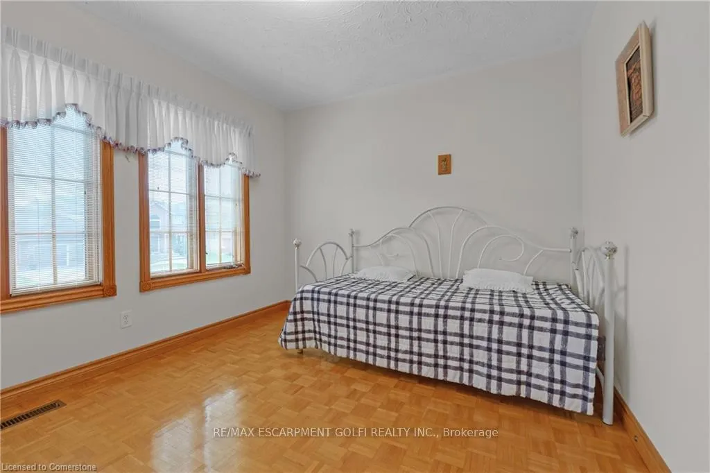 Photo 25 of 10 Embassy Drive, Hamilton, Lisgar — HOMEH
