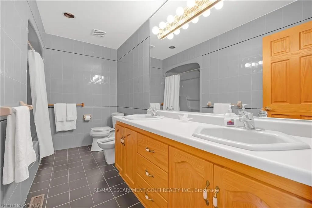 Photo 29 of 10 Embassy Drive, Hamilton, Lisgar — HOMEH