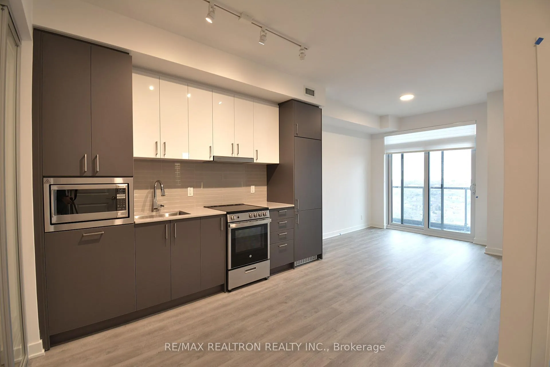Photo 4 of Unit 2404, 30 Upper Mall Way, Vaughan, Brownridge — HOMEH