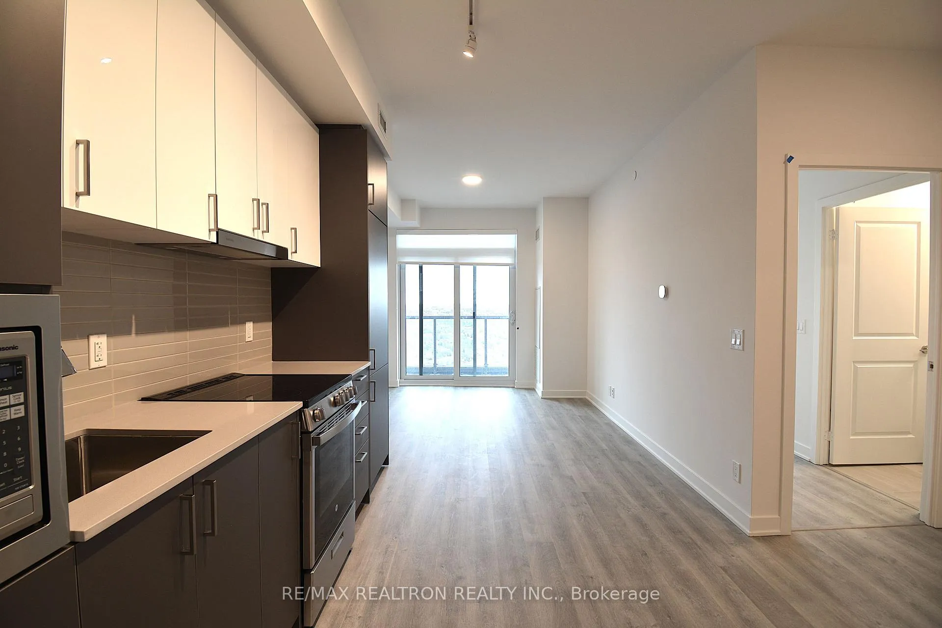 Photo 5 of Unit 2404, 30 Upper Mall Way, Vaughan, Brownridge — HOMEH