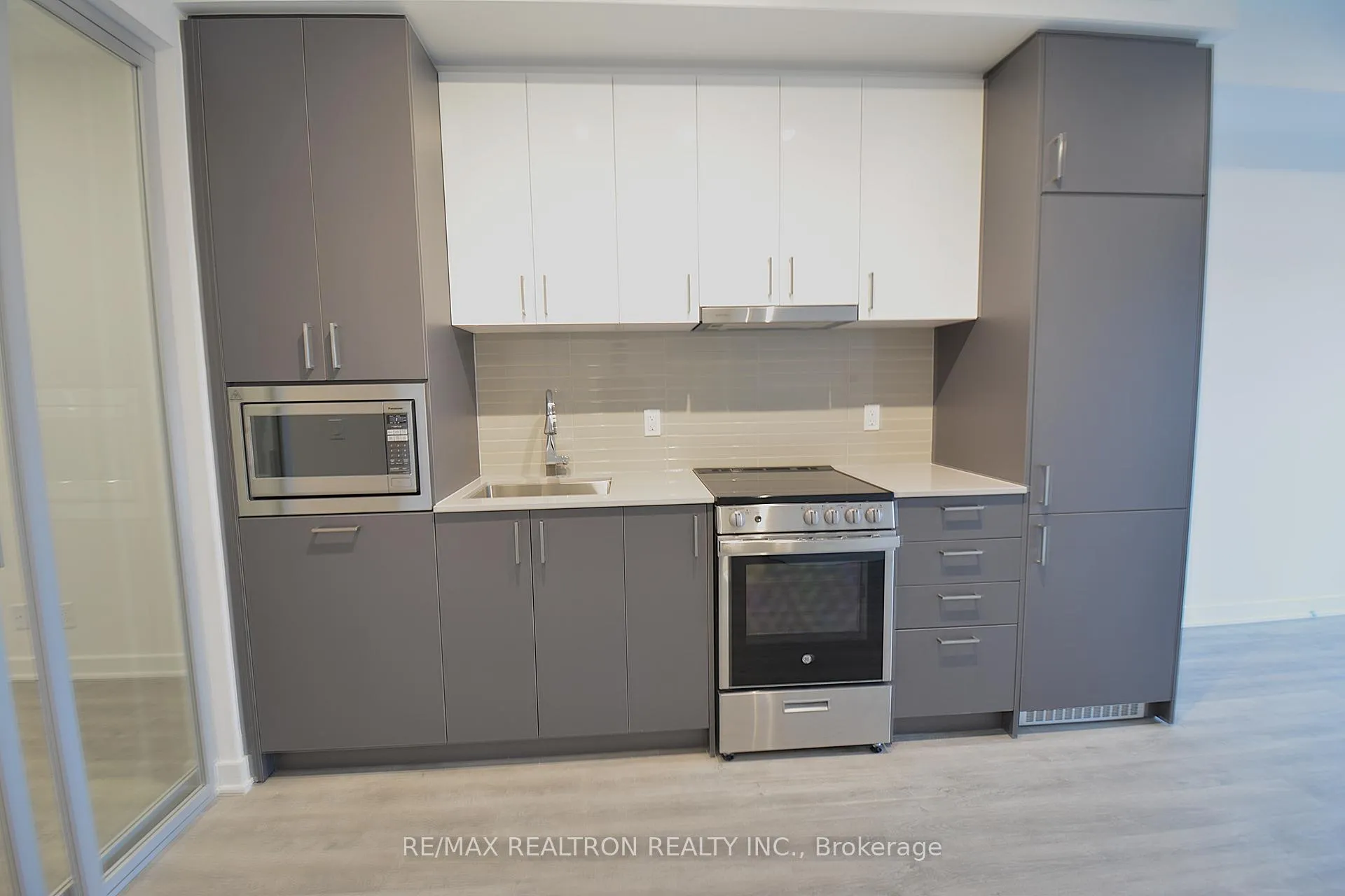 Photo 6 of Unit 2404, 30 Upper Mall Way, Vaughan, Brownridge — HOMEH