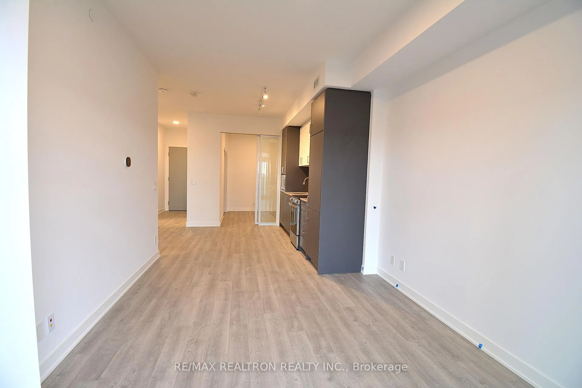 Photo 8 of Unit 2404, 30 Upper Mall Way, Vaughan, Brownridge — HOMEH
