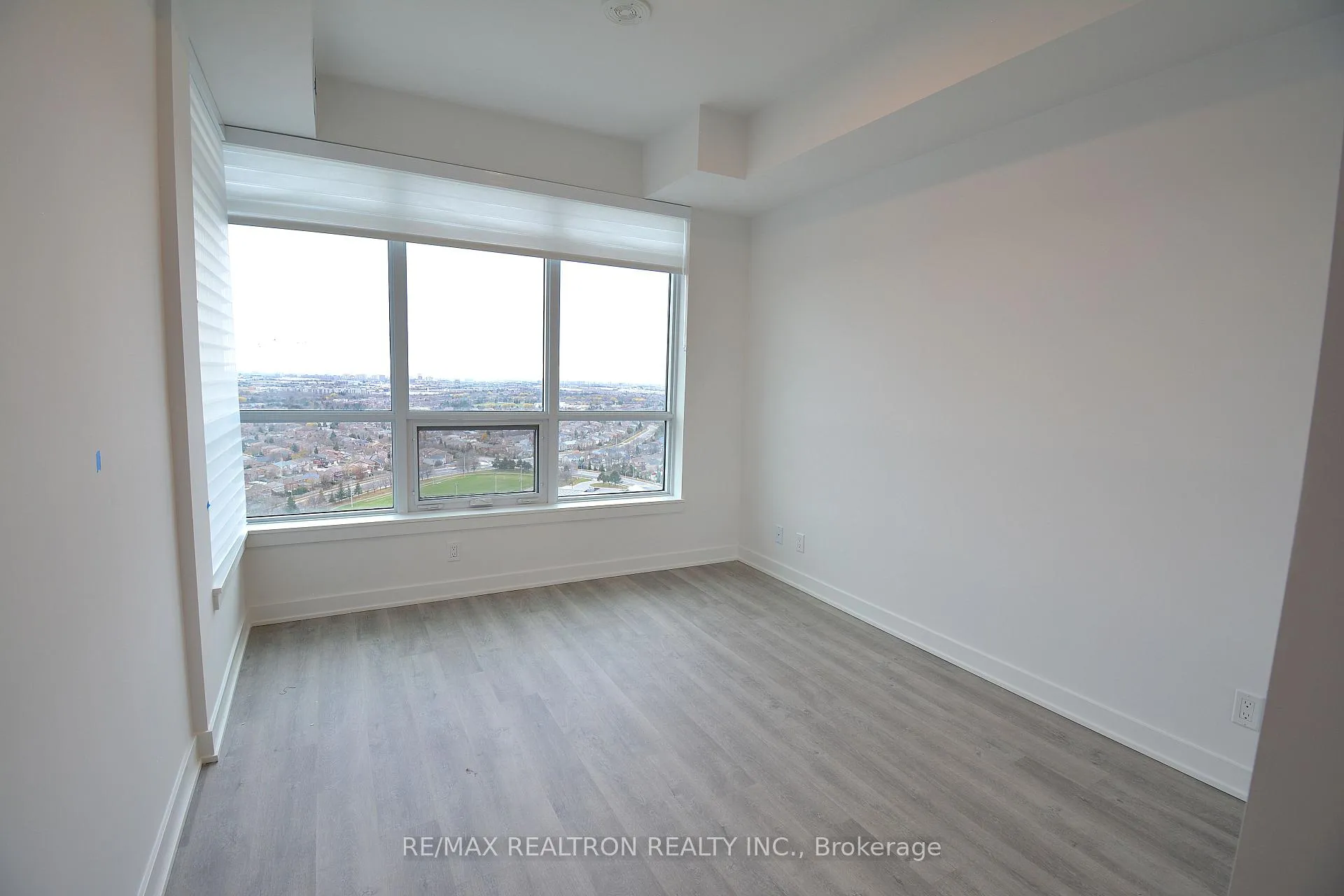 Photo 9 of Unit 2404, 30 Upper Mall Way, Vaughan, Brownridge — HOMEH