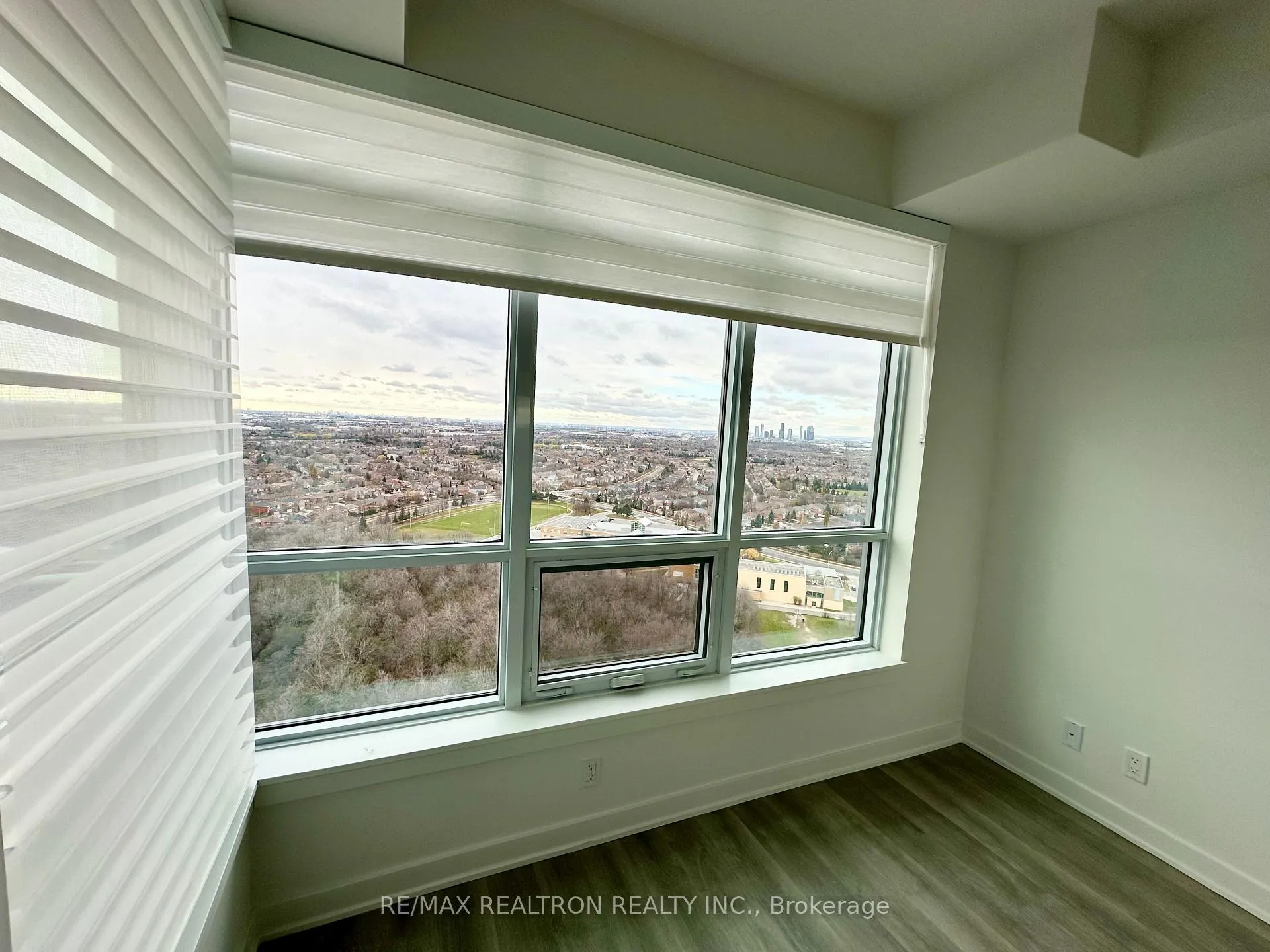 Photo 10 of Unit 2404, 30 Upper Mall Way, Vaughan, Brownridge — HOMEH