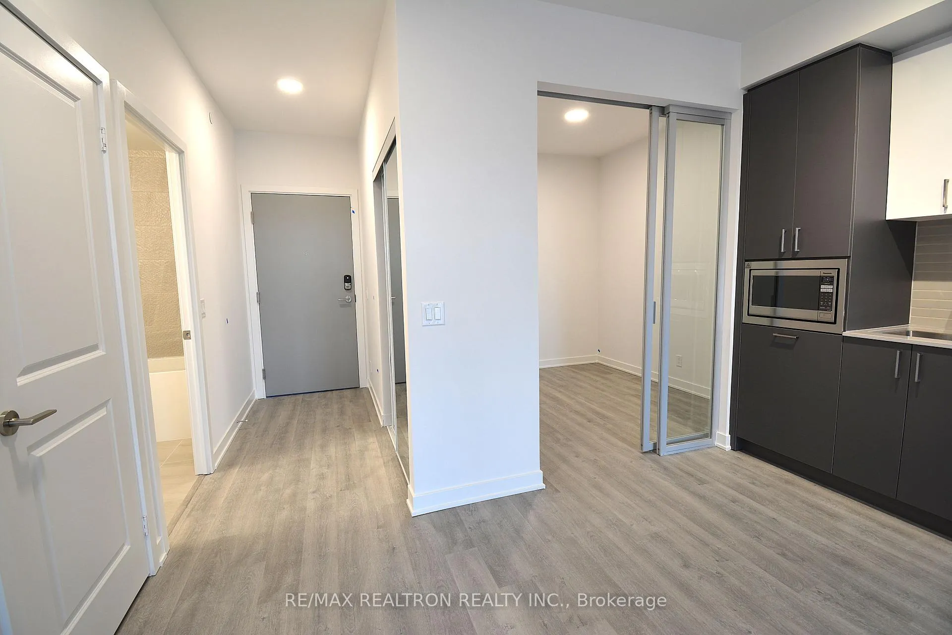 Photo 12 of Unit 2404, 30 Upper Mall Way, Vaughan, Brownridge — HOMEH