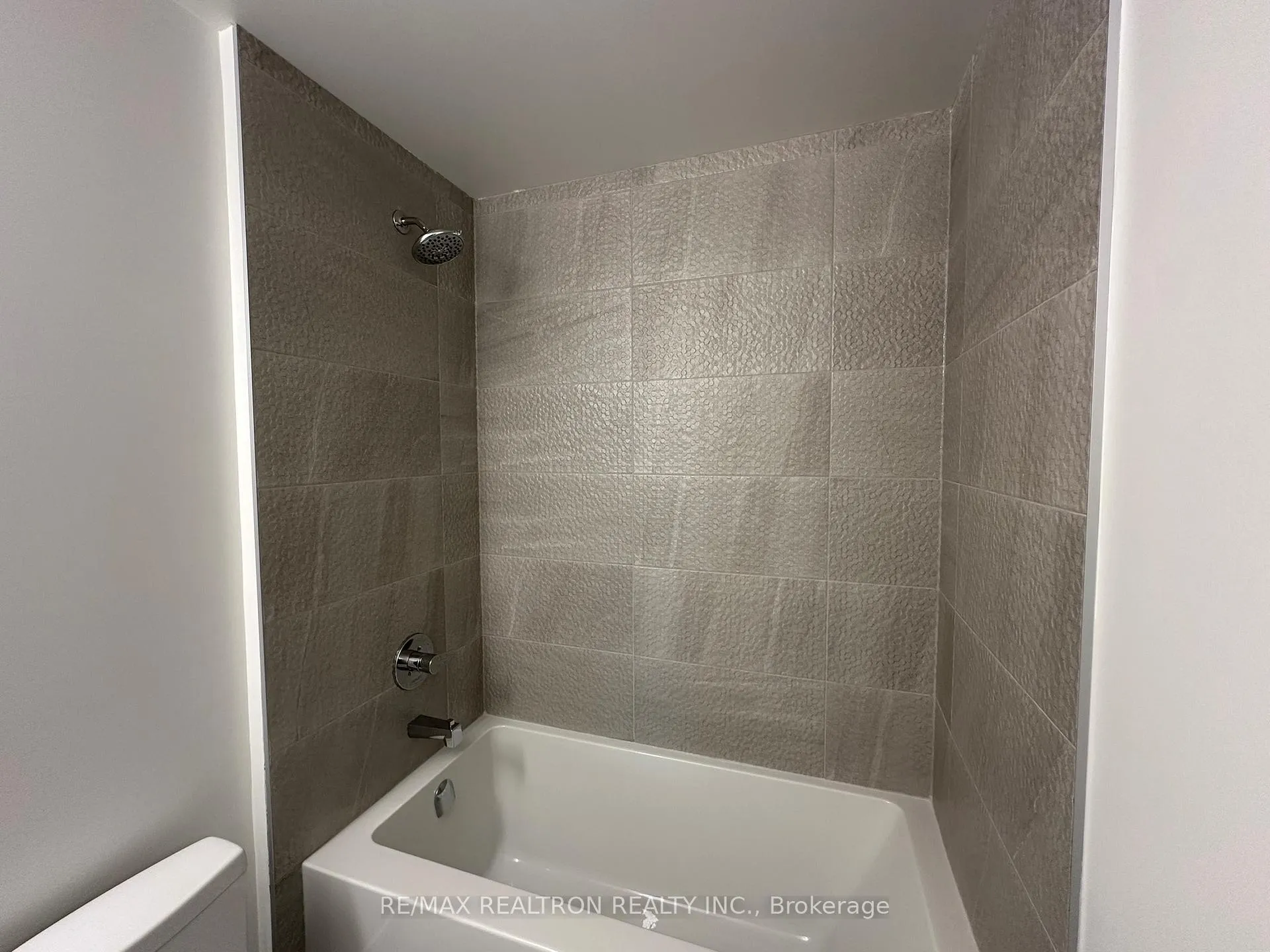 Photo 14 of Unit 2404, 30 Upper Mall Way, Vaughan, Brownridge — HOMEH