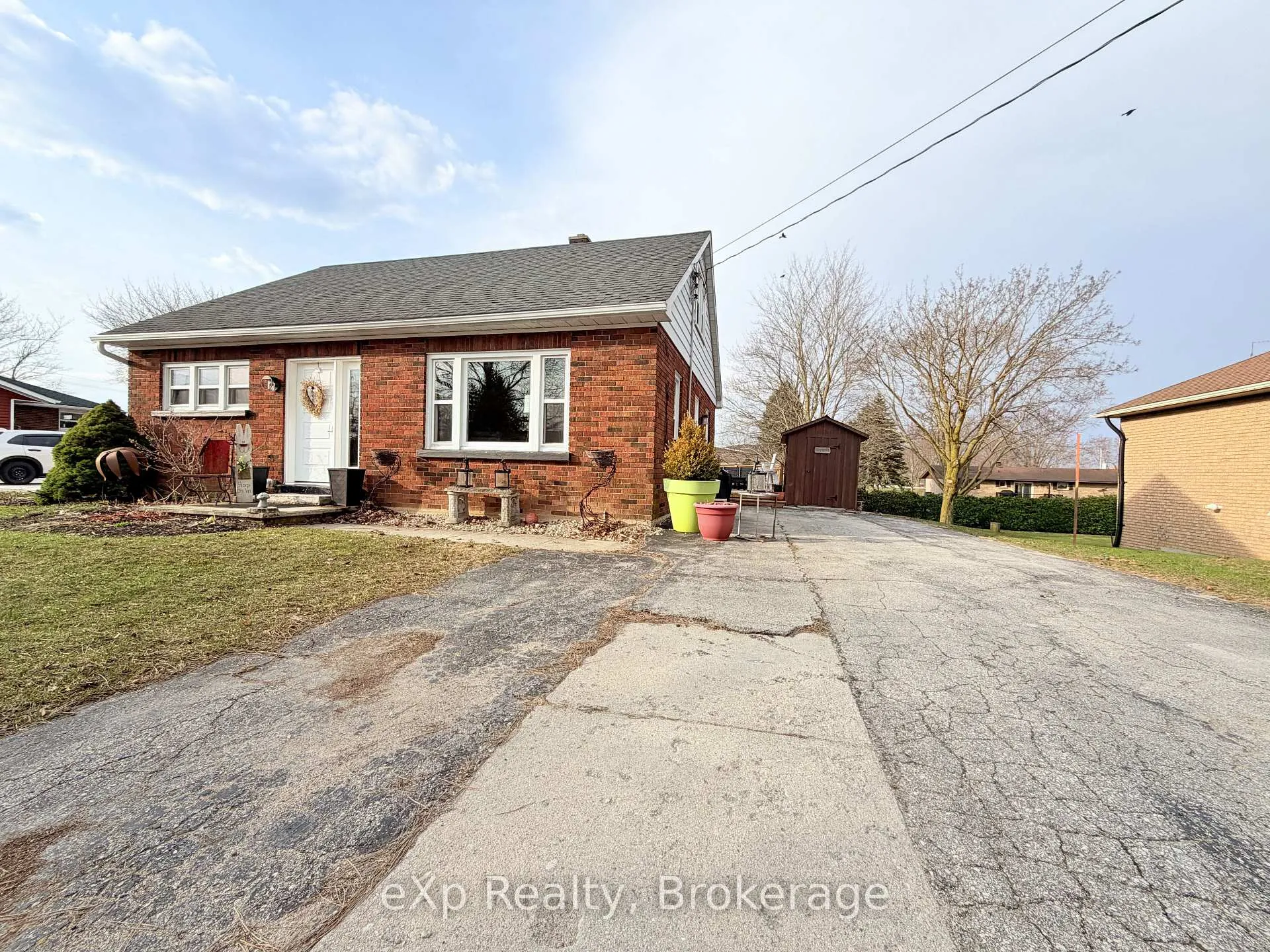 Front of 1043 9 Highway
