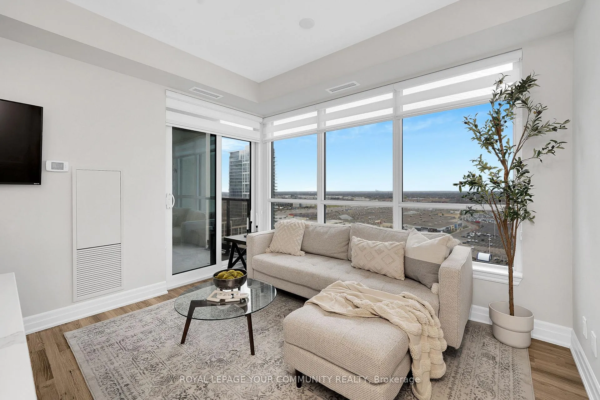 Photo 11 of Unit 1908, 9075 Jane Street, Vaughan, Concord — HOMEH