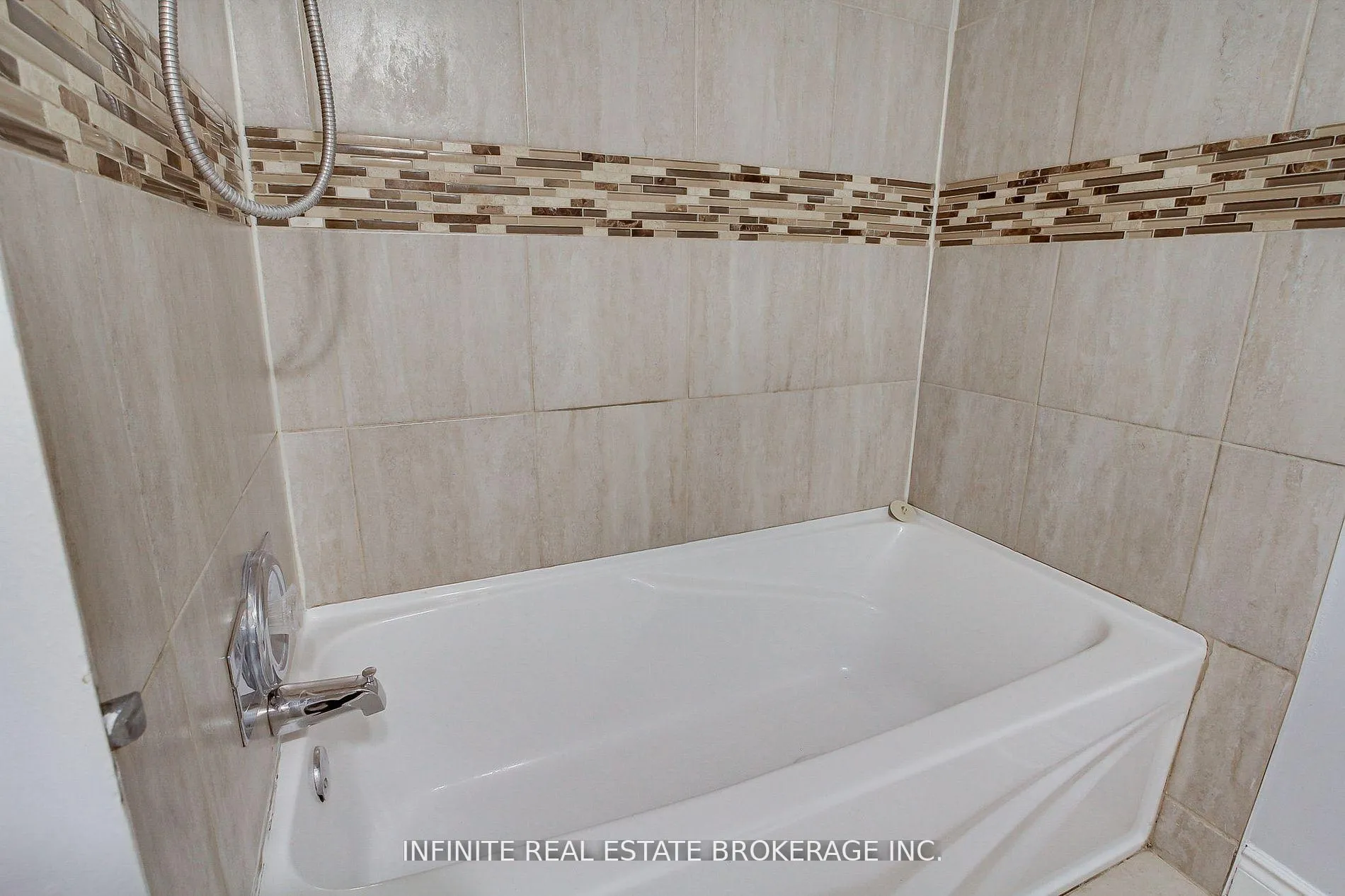 Photo 11 of 70 sable Crescent, Whitby, Rolling Acres — HOMEH