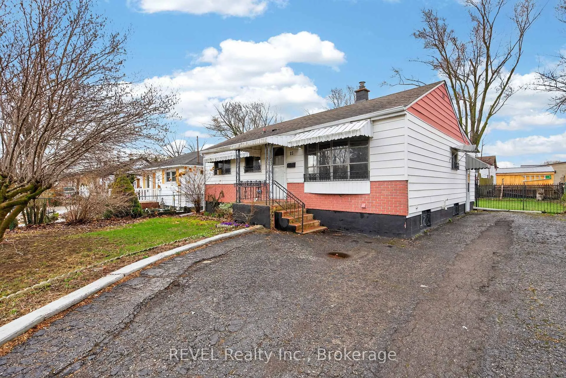 Photo 2 of 15 Vera Street, St. Catharines, Western Hill — HOMEH