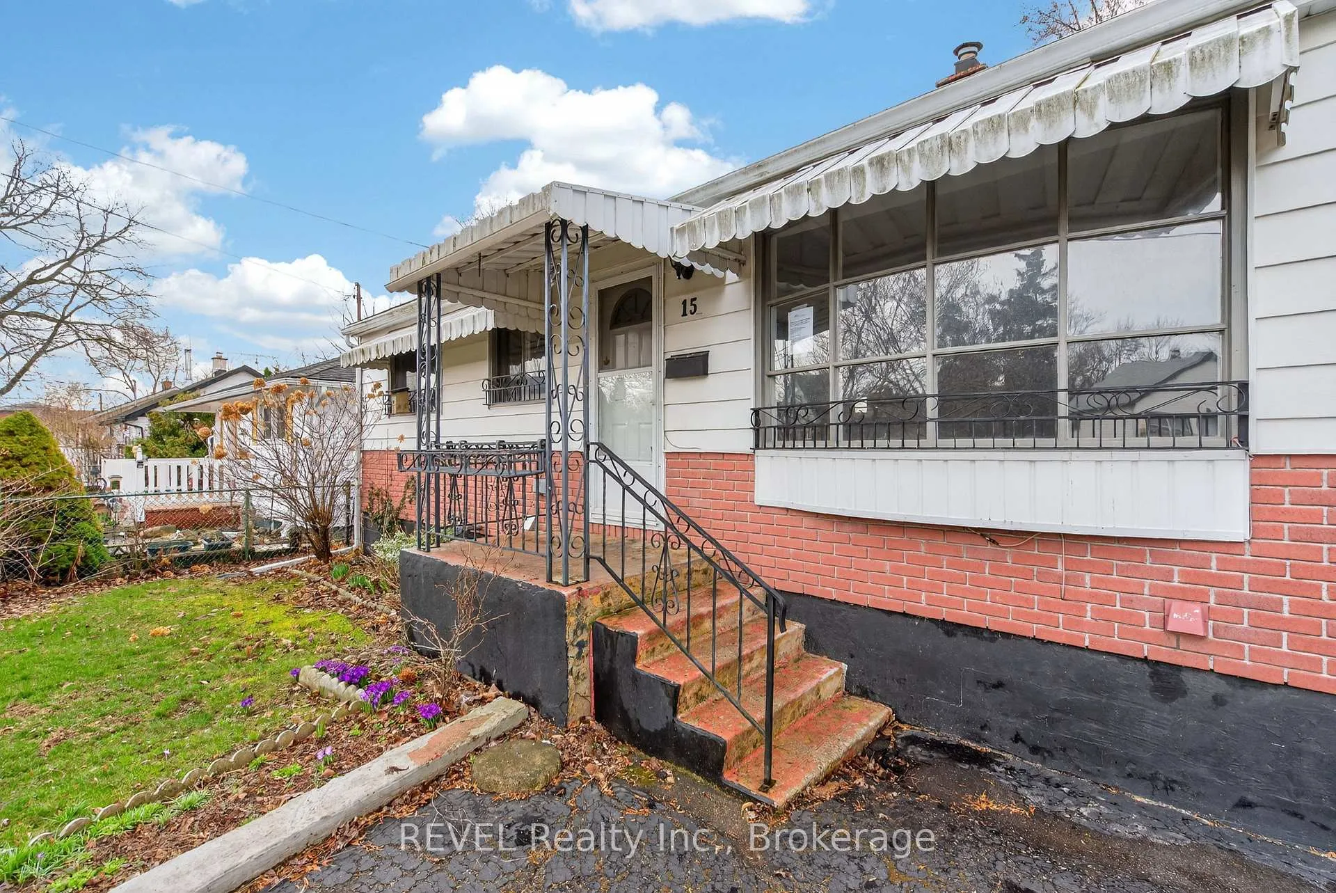 Photo 3 of 15 Vera Street, St. Catharines, Western Hill — HOMEH