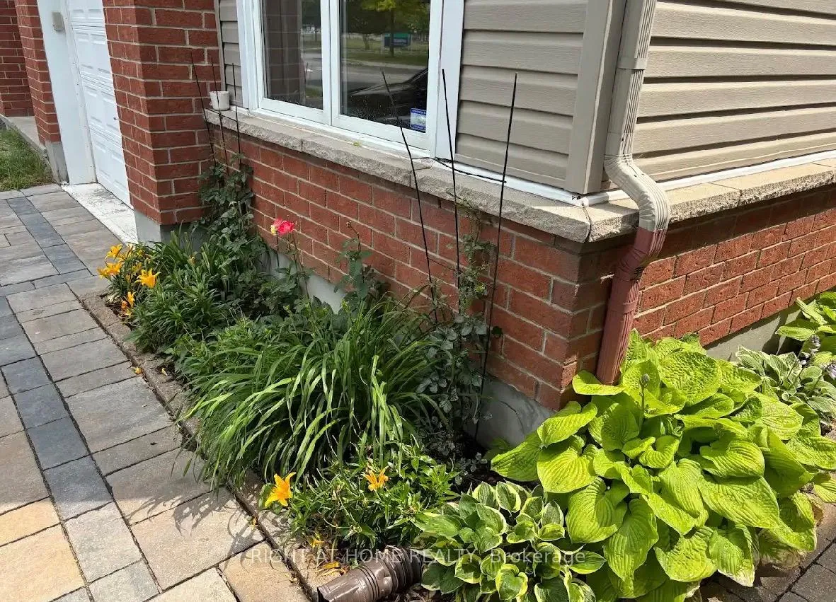 Photo 2 of Unit D, 29 Cresthaven Drive, Ottawa, Barrhaven East — HOMEH
