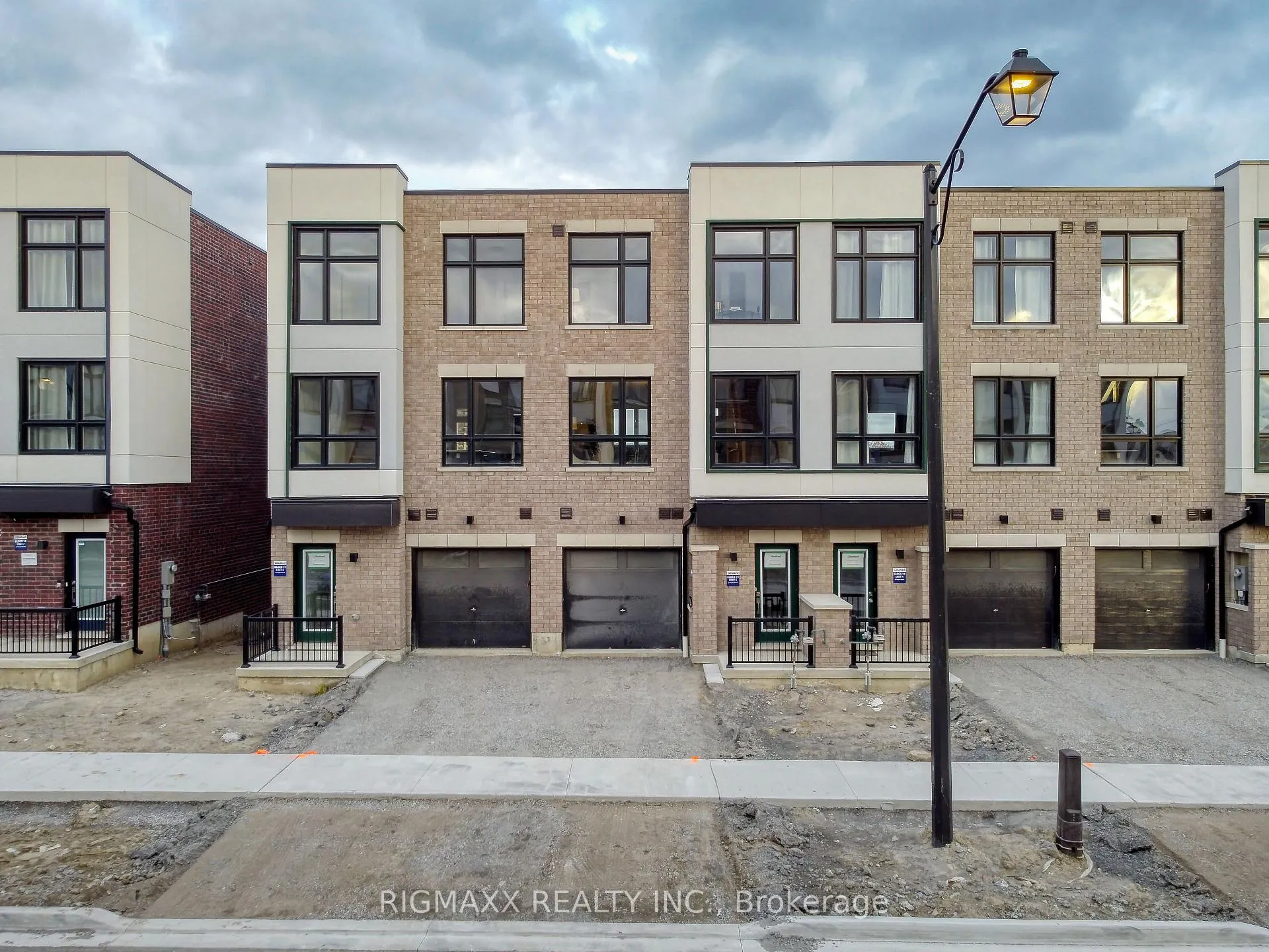 Front of 27 Pegler Street E