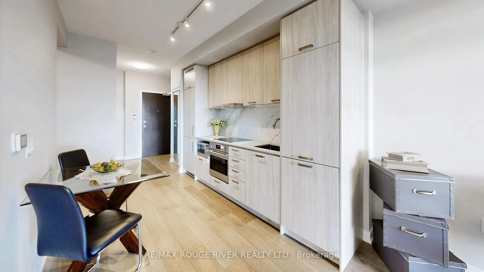Photo 19 of Unit 807, 38 Honeycrisp Crescent, Vaughan, Vaughan Corporate Centre — HOMEH
