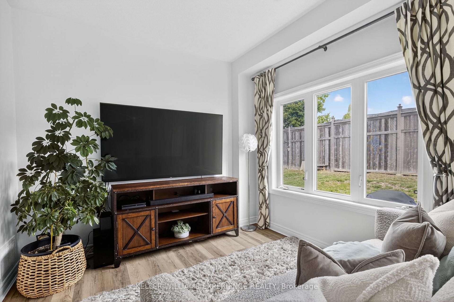 Photo 10 of 70 Pearcey Crescent, Barrie, Bayfield — HOMEH