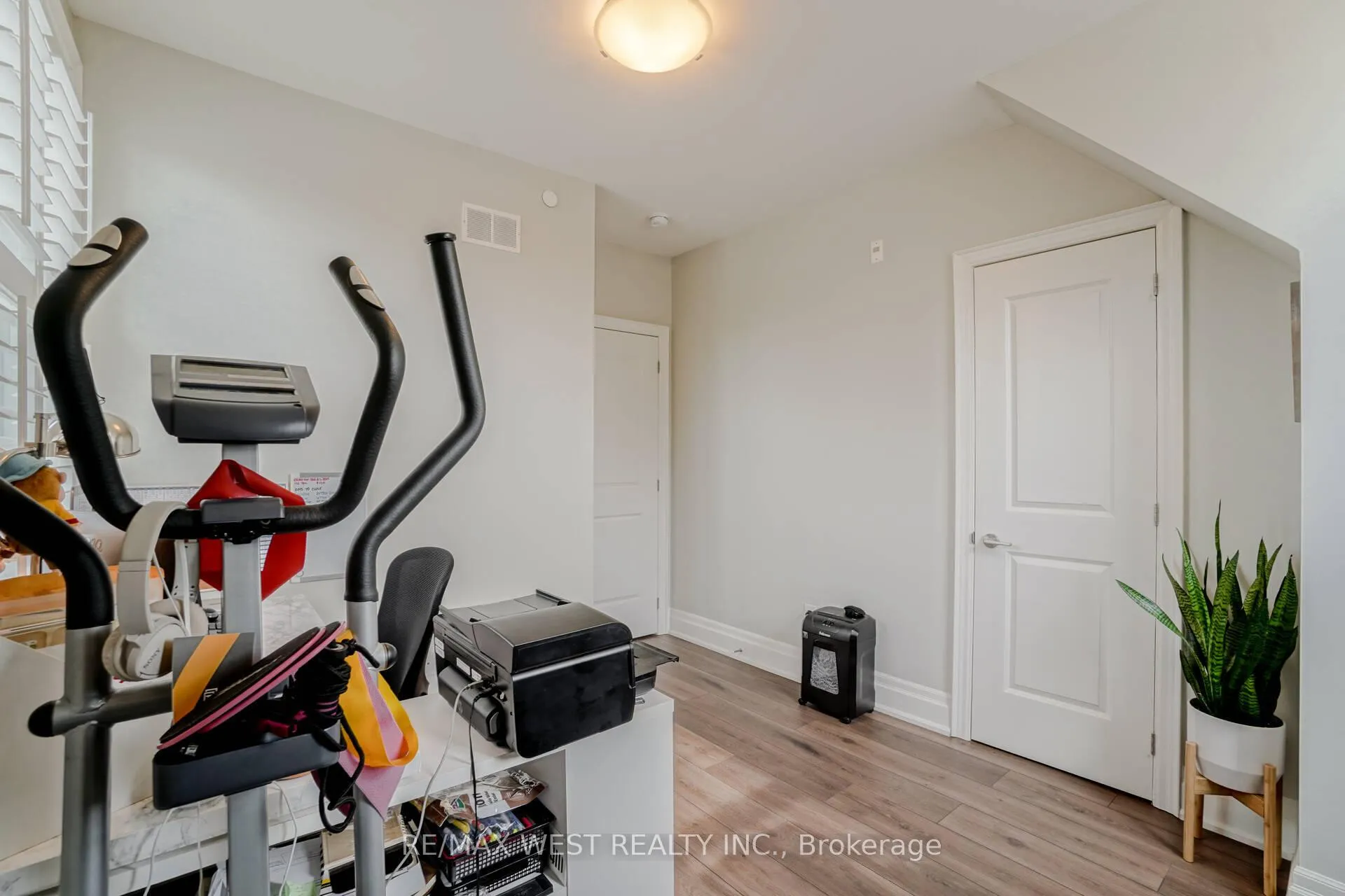 Photo 20 of Unit 213, 10425 Islington Avenue, Vaughan, Kleinburg — HOMEH