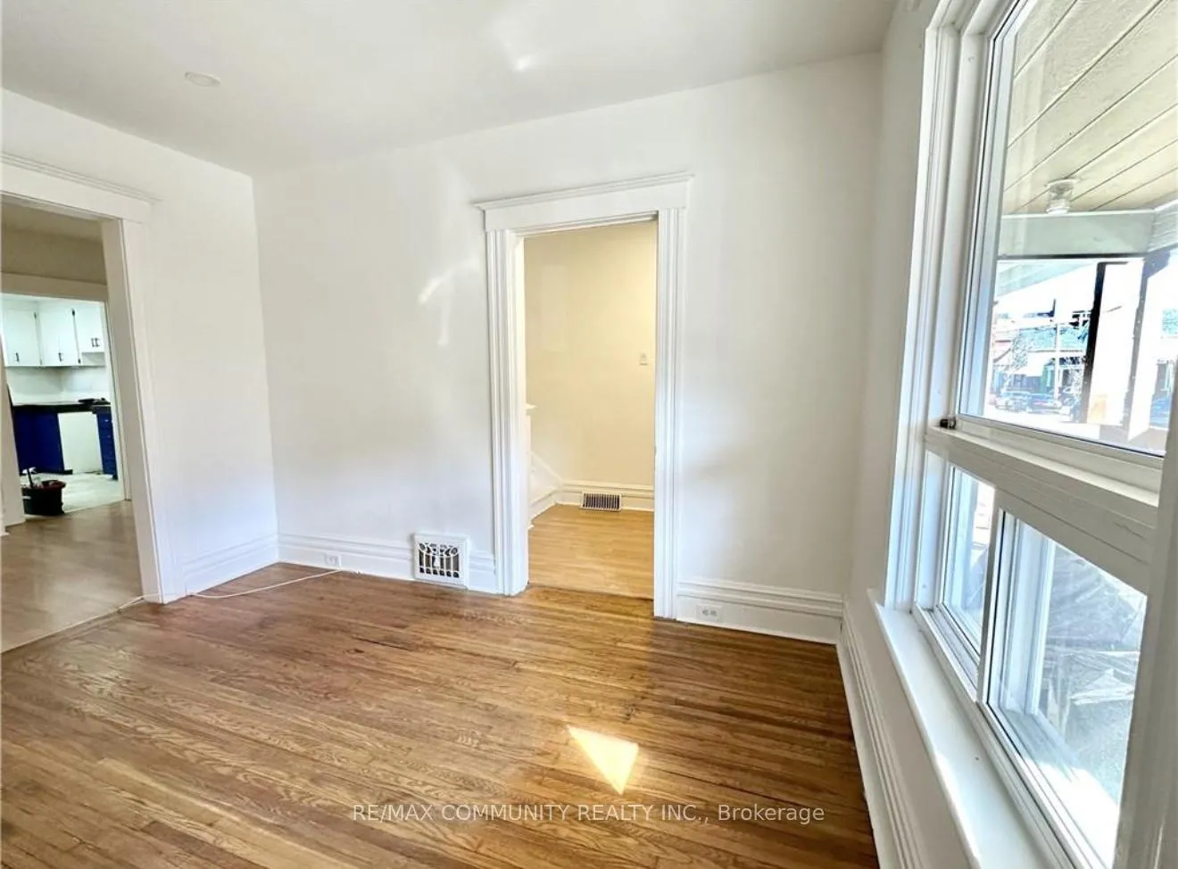 Photo 3 of 39 Beechwood Avenue, Hamilton, Stipley — HOMEH