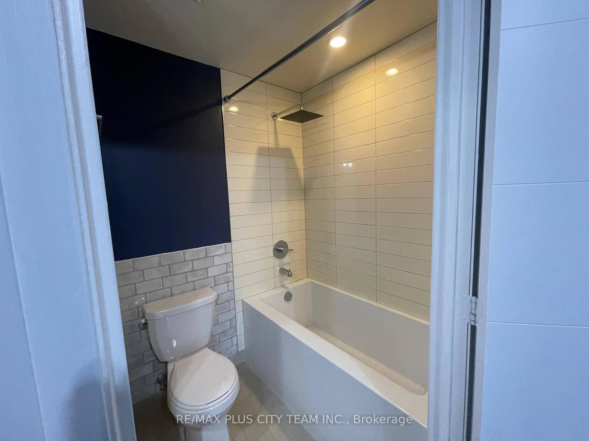 Photo 12 of Unit 720, 460 Adelaide Street, Toronto, Moss Park — HOMEH