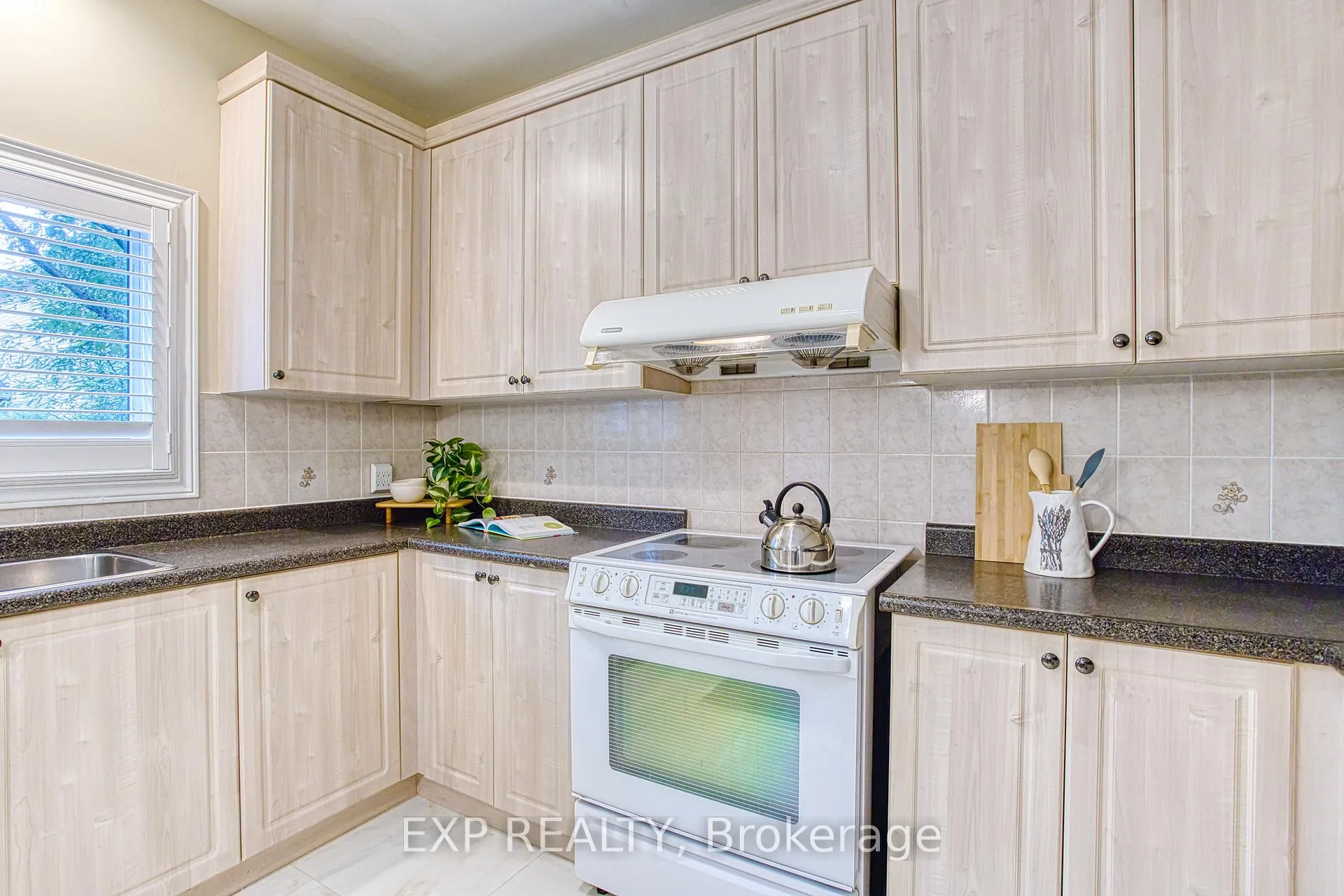 Photo 13 of 96 Glenmeadow Crescent, Hamilton, Winona Park — HOMEH
