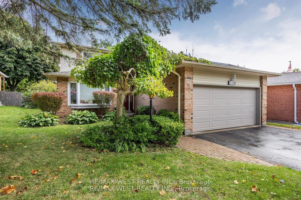 Photo 3 of 230 Browning Trail, Barrie, Letitia Heights — HOMEH