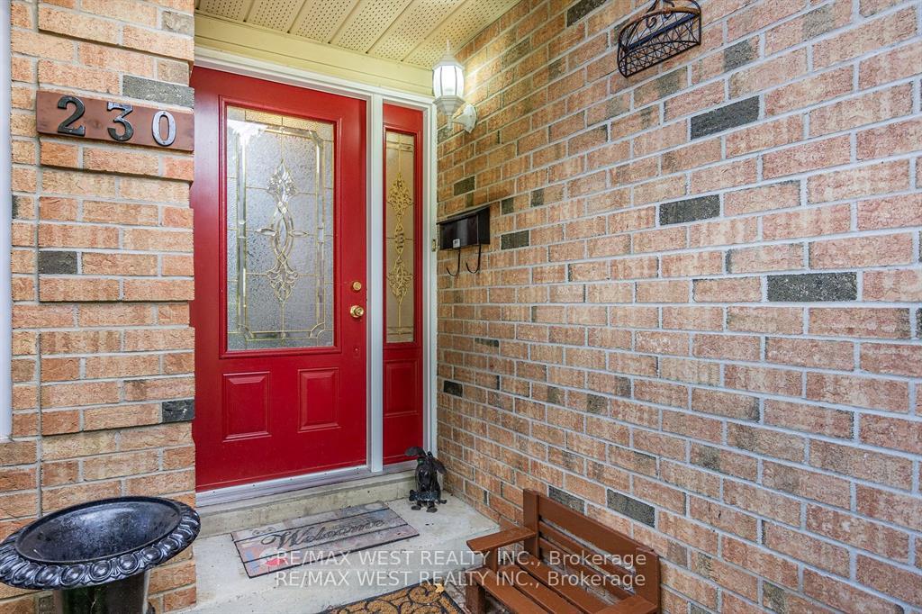 Photo 4 of 230 Browning Trail, Barrie, Letitia Heights — HOMEH