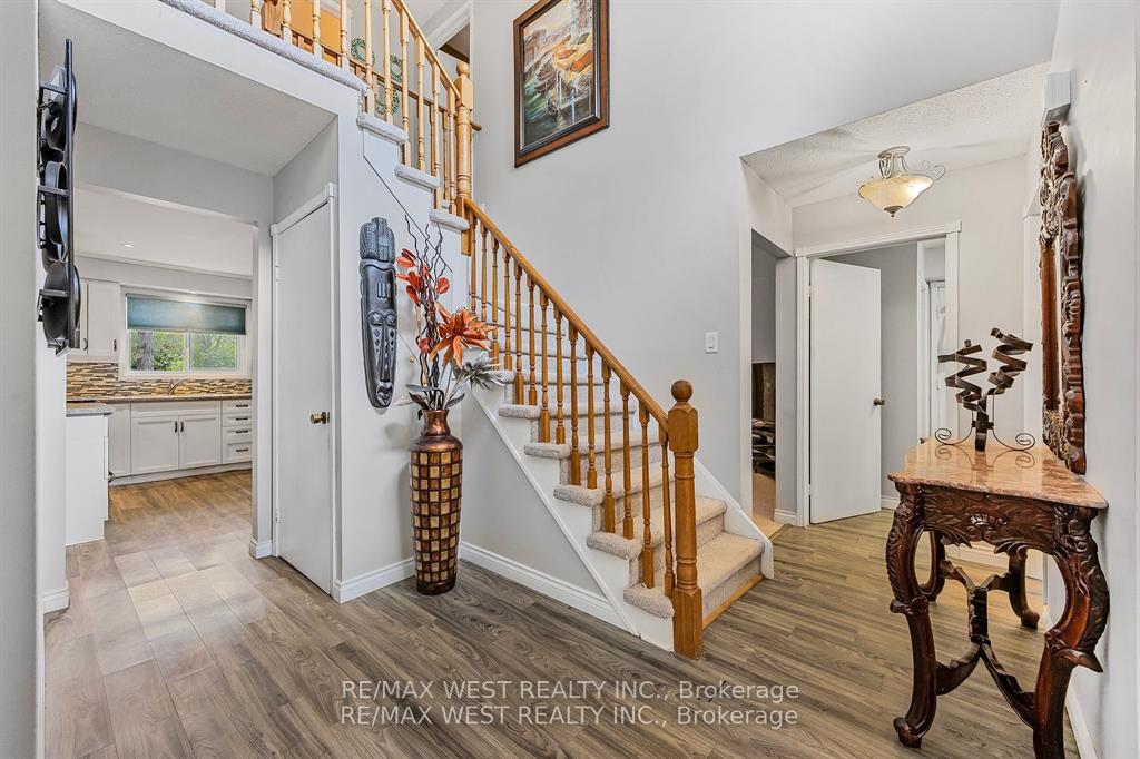 Photo 5 of 230 Browning Trail, Barrie, Letitia Heights — HOMEH