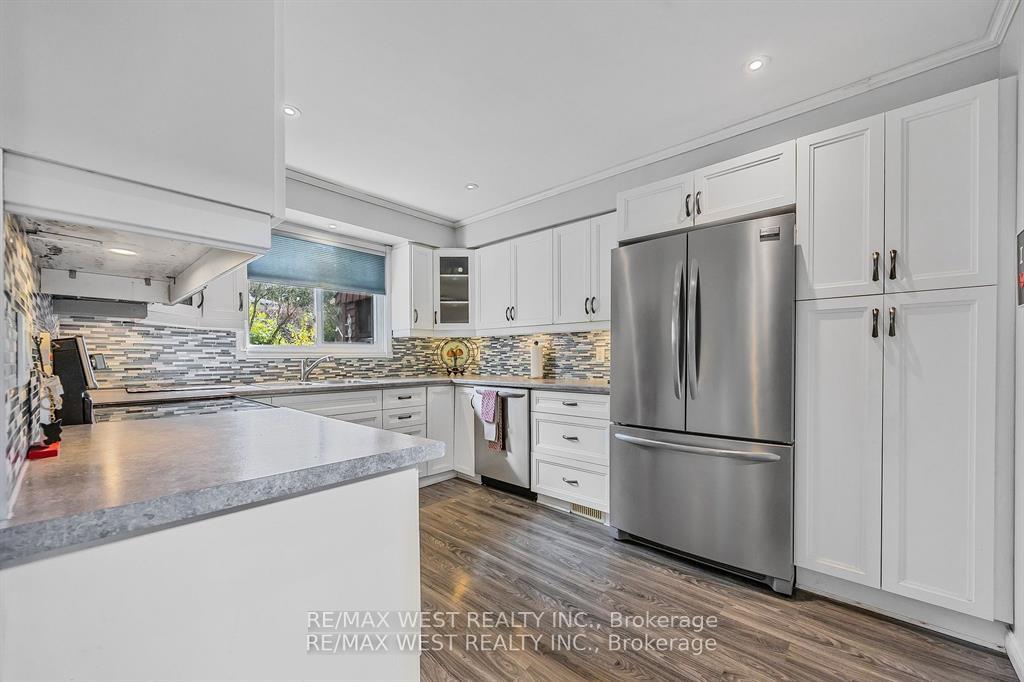 Photo 7 of 230 Browning Trail, Barrie, Letitia Heights — HOMEH