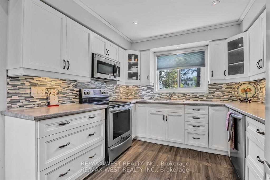 Photo 8 of 230 Browning Trail, Barrie, Letitia Heights — HOMEH