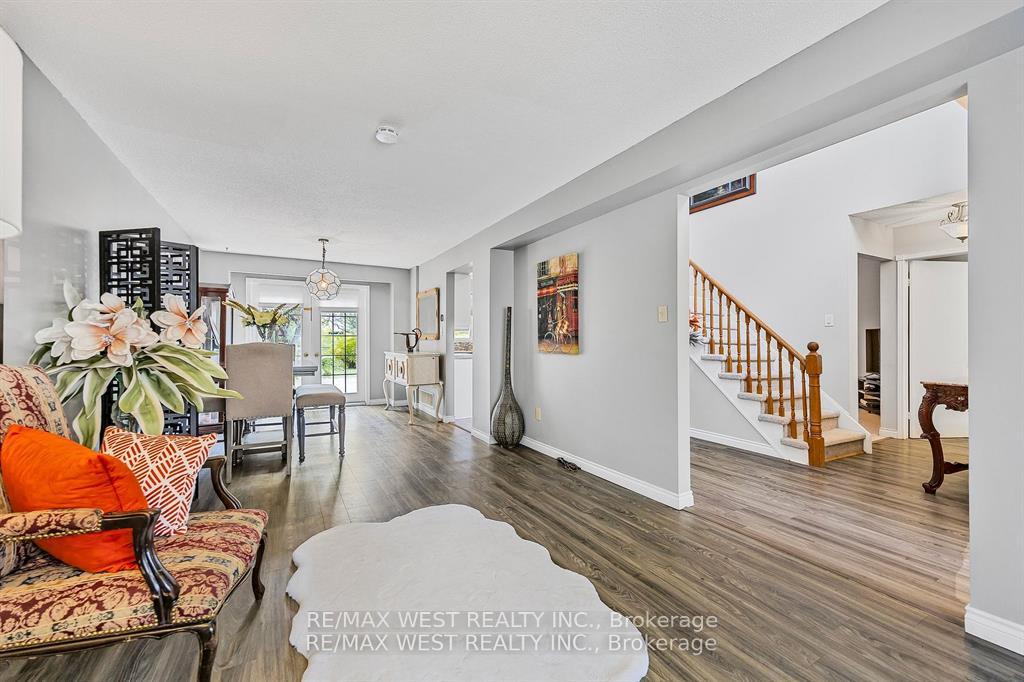 Photo 11 of 230 Browning Trail, Barrie, Letitia Heights — HOMEH