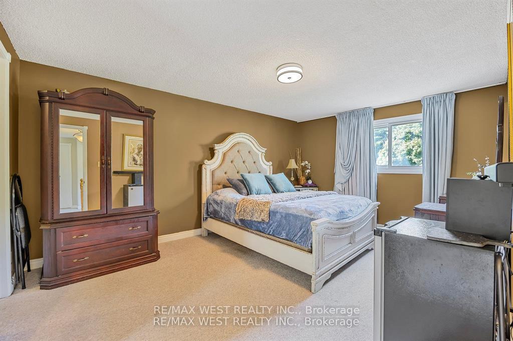 Photo 15 of 230 Browning Trail, Barrie, Letitia Heights — HOMEH