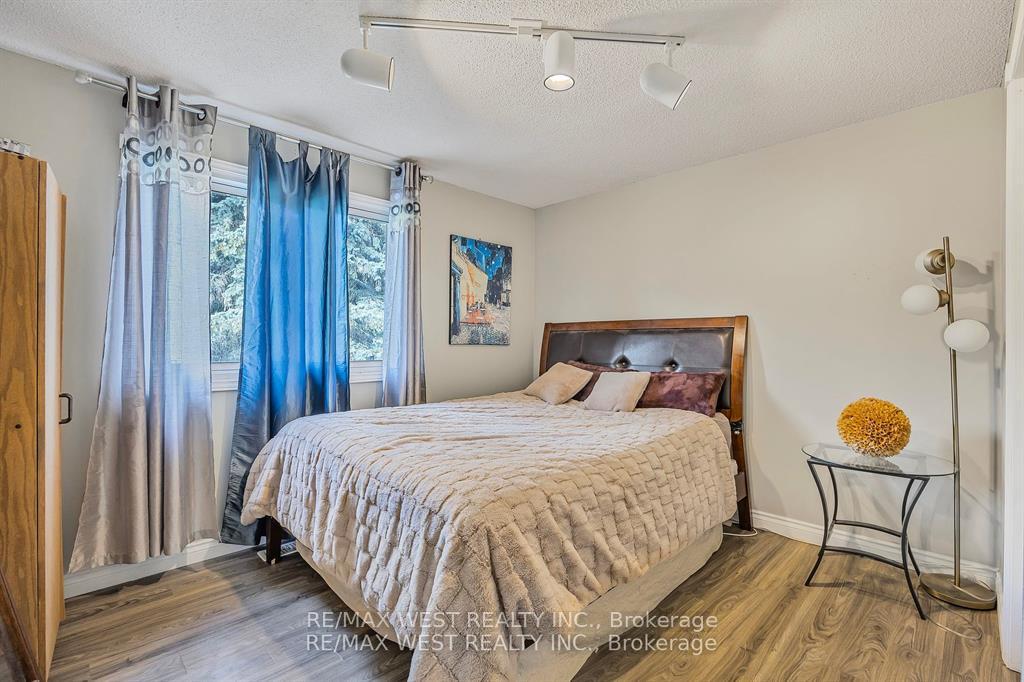 Photo 17 of 230 Browning Trail, Barrie, Letitia Heights — HOMEH