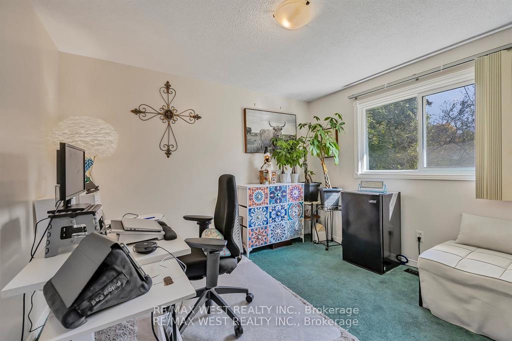 Photo 18 of 230 Browning Trail, Barrie, Letitia Heights — HOMEH