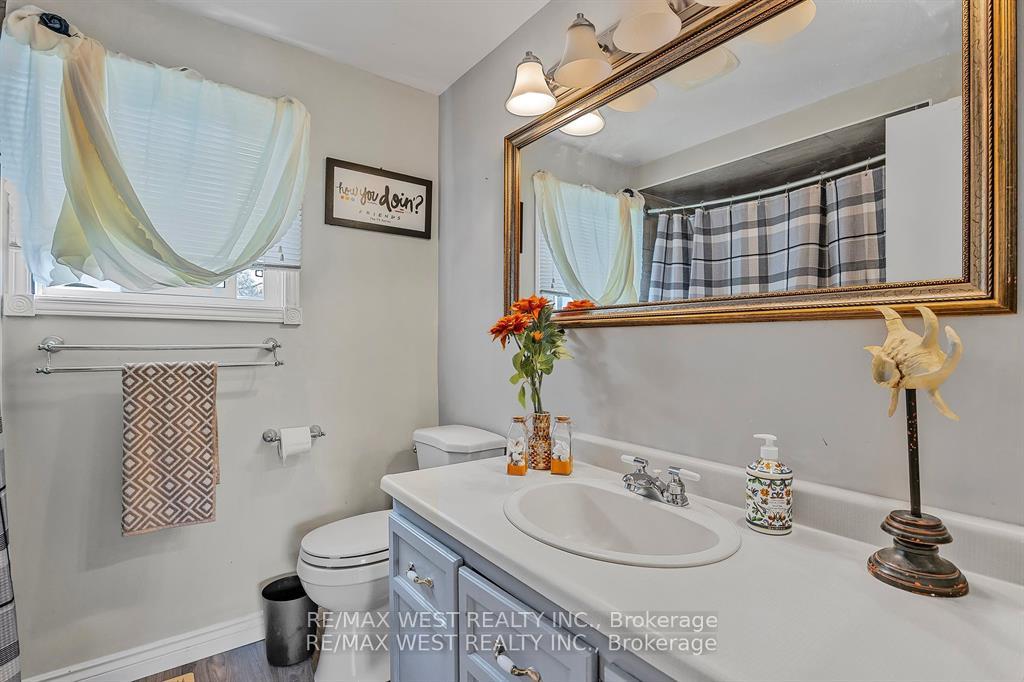 Photo 19 of 230 Browning Trail, Barrie, Letitia Heights — HOMEH