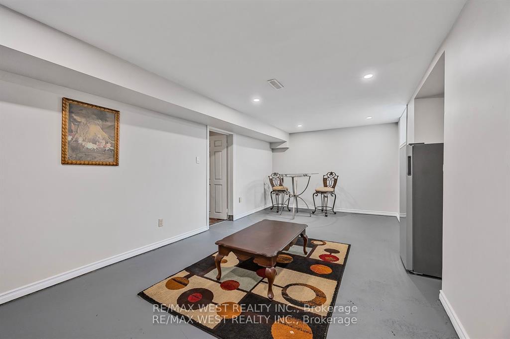 Photo 23 of 230 Browning Trail, Barrie, Letitia Heights — HOMEH