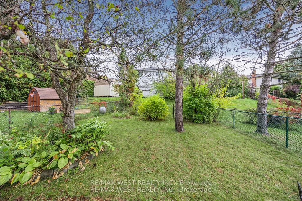 Photo 33 of 230 Browning Trail, Barrie, Letitia Heights — HOMEH