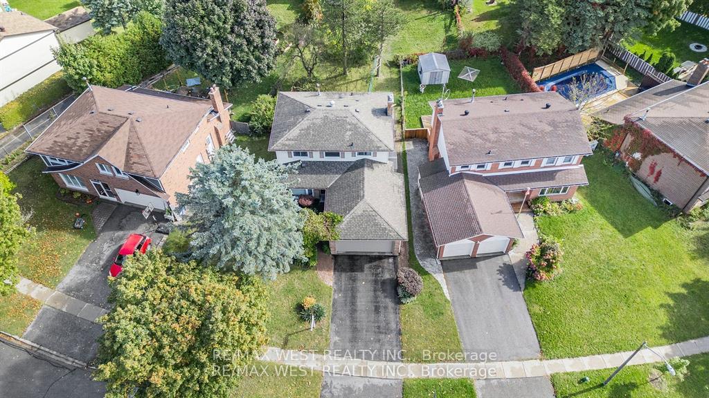 Photo 35 of 230 Browning Trail, Barrie, Letitia Heights — HOMEH