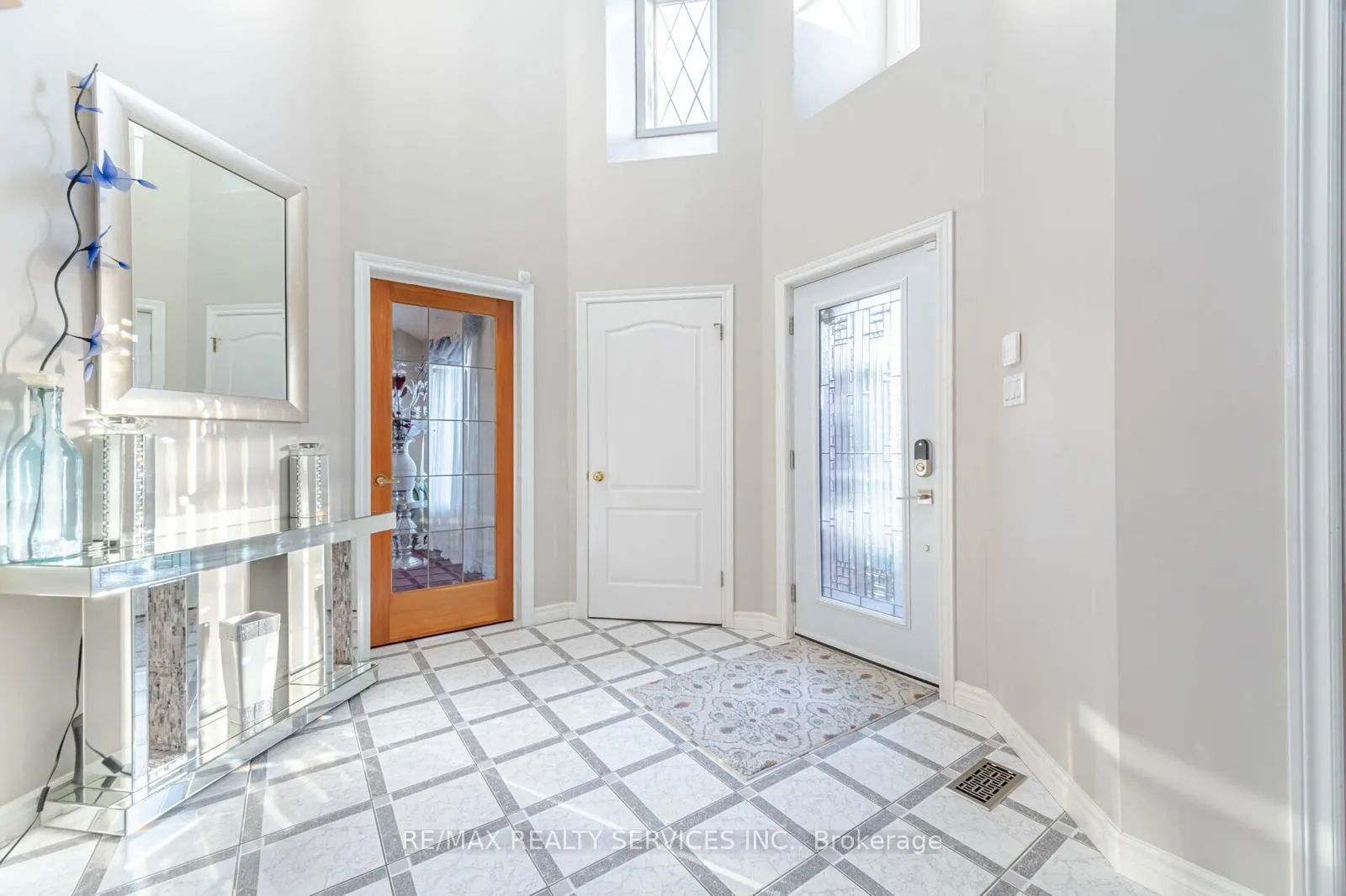 Photo 3 of 41 Jadestone Court, Kitchener — HOMEH
