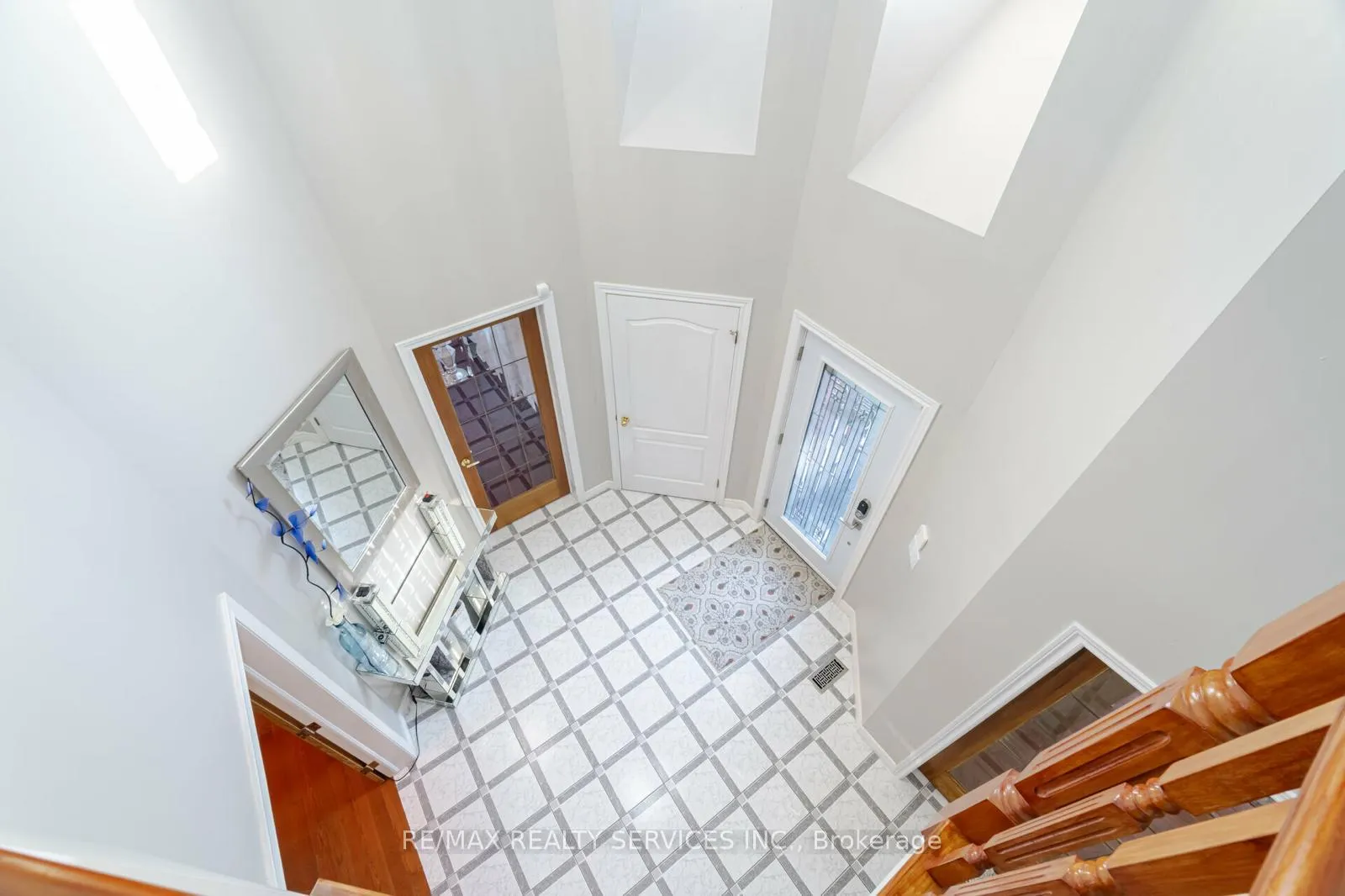 Photo 4 of 41 Jadestone Court, Kitchener — HOMEH
