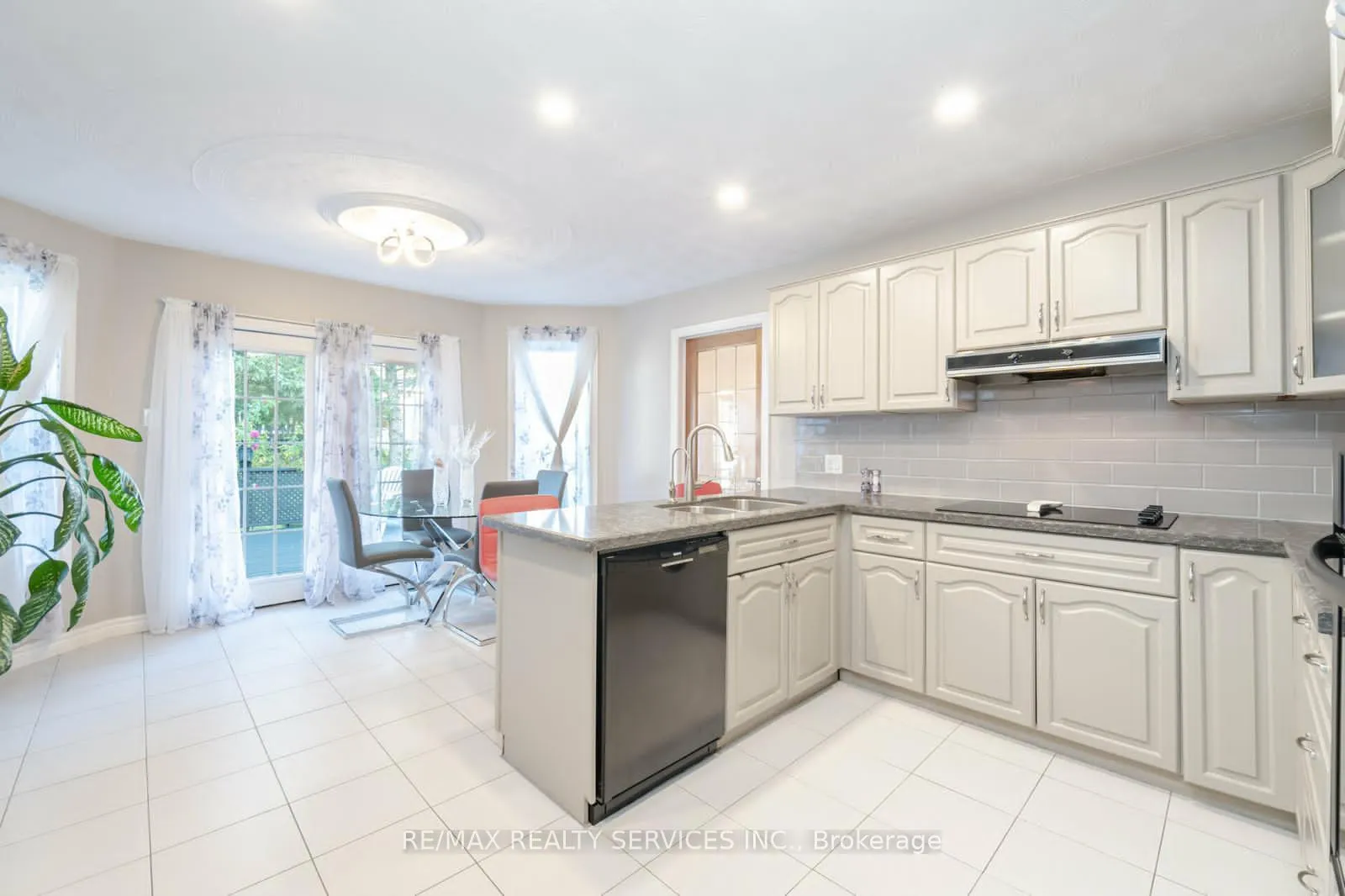 Photo 13 of 41 Jadestone Court, Kitchener — HOMEH