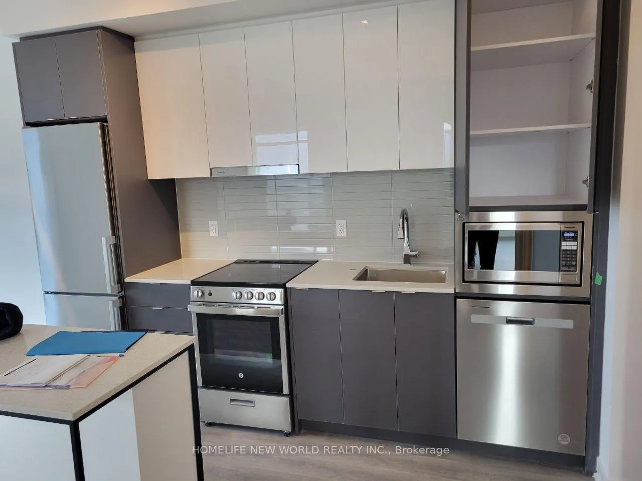Photo 3 of Unit A-2202, 30 Upper Mall Way, Vaughan, Brownridge — HOMEH