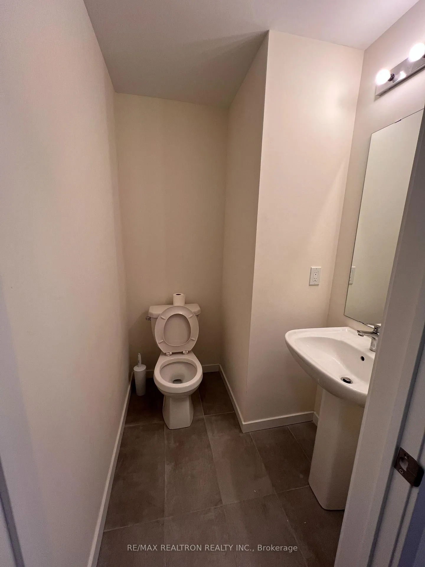 Photo 7 of Unit 23, 200 Alex Gardner Circle, Aurora, Aurora Heights — HOMEH