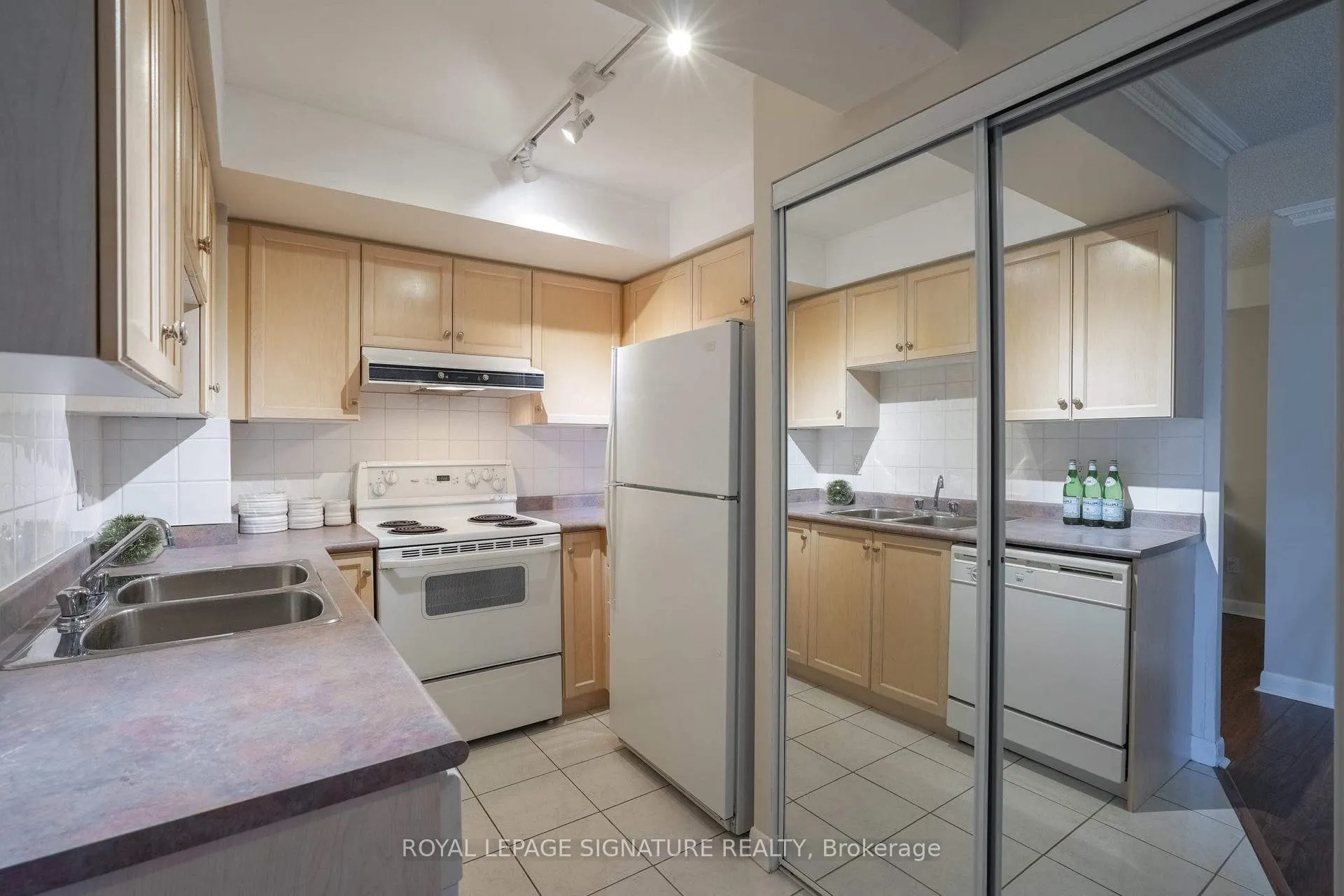 Photo 4 of Unit 522, 323 Richmond Street E, Toronto, Moss Park — HOMEH