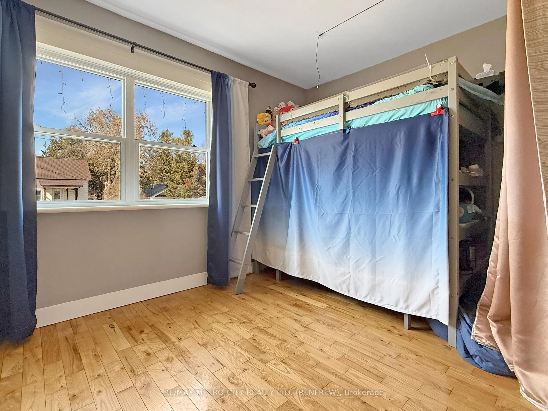Photo 3 of 325 Joffre Avenue, Renfrew — HOMEH