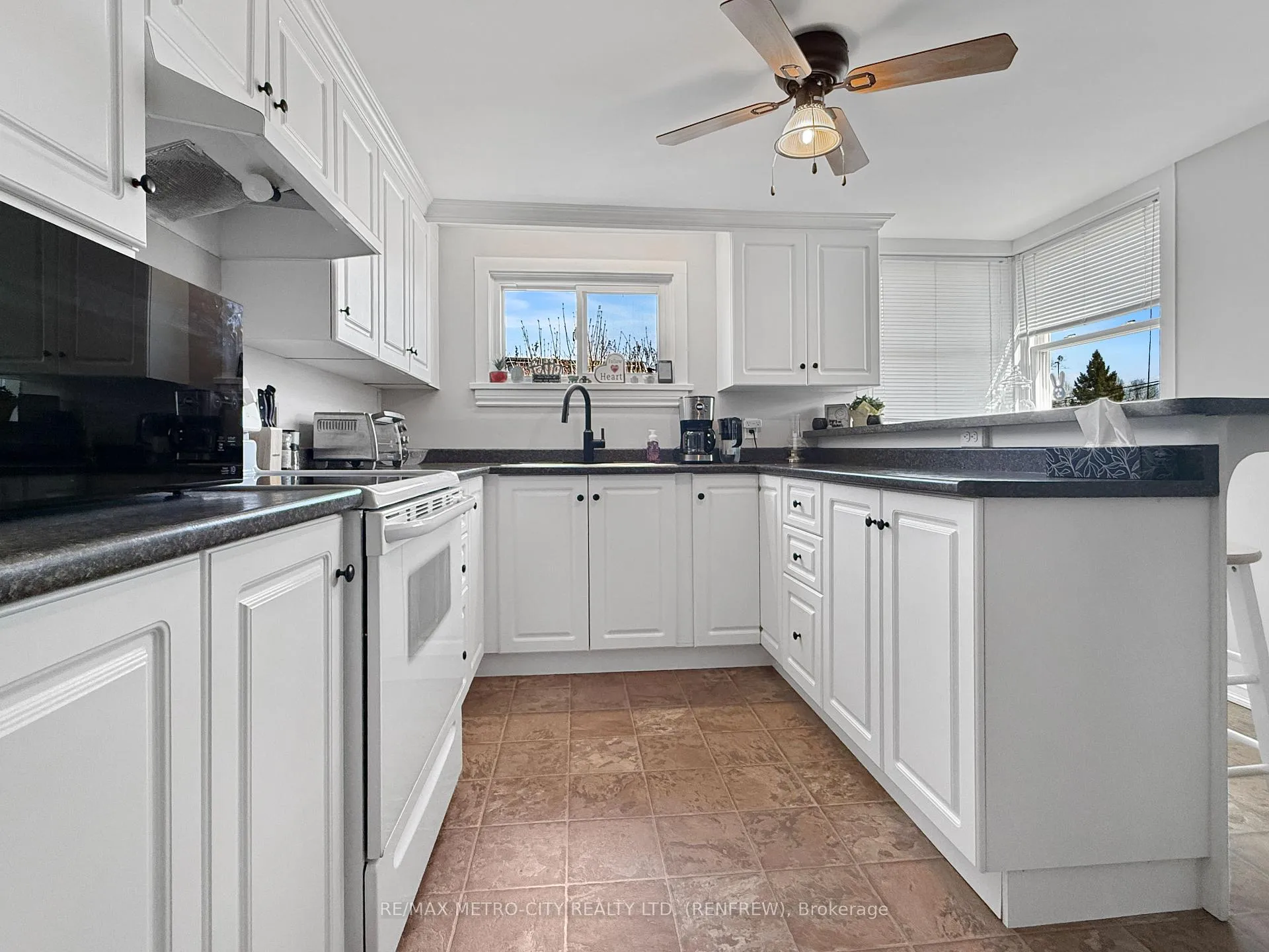 Photo 10 of 325 Joffre Avenue, Renfrew — HOMEH