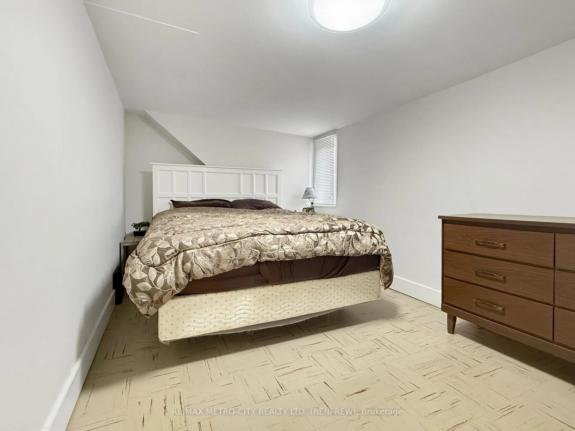Photo 16 of 325 Joffre Avenue, Renfrew — HOMEH