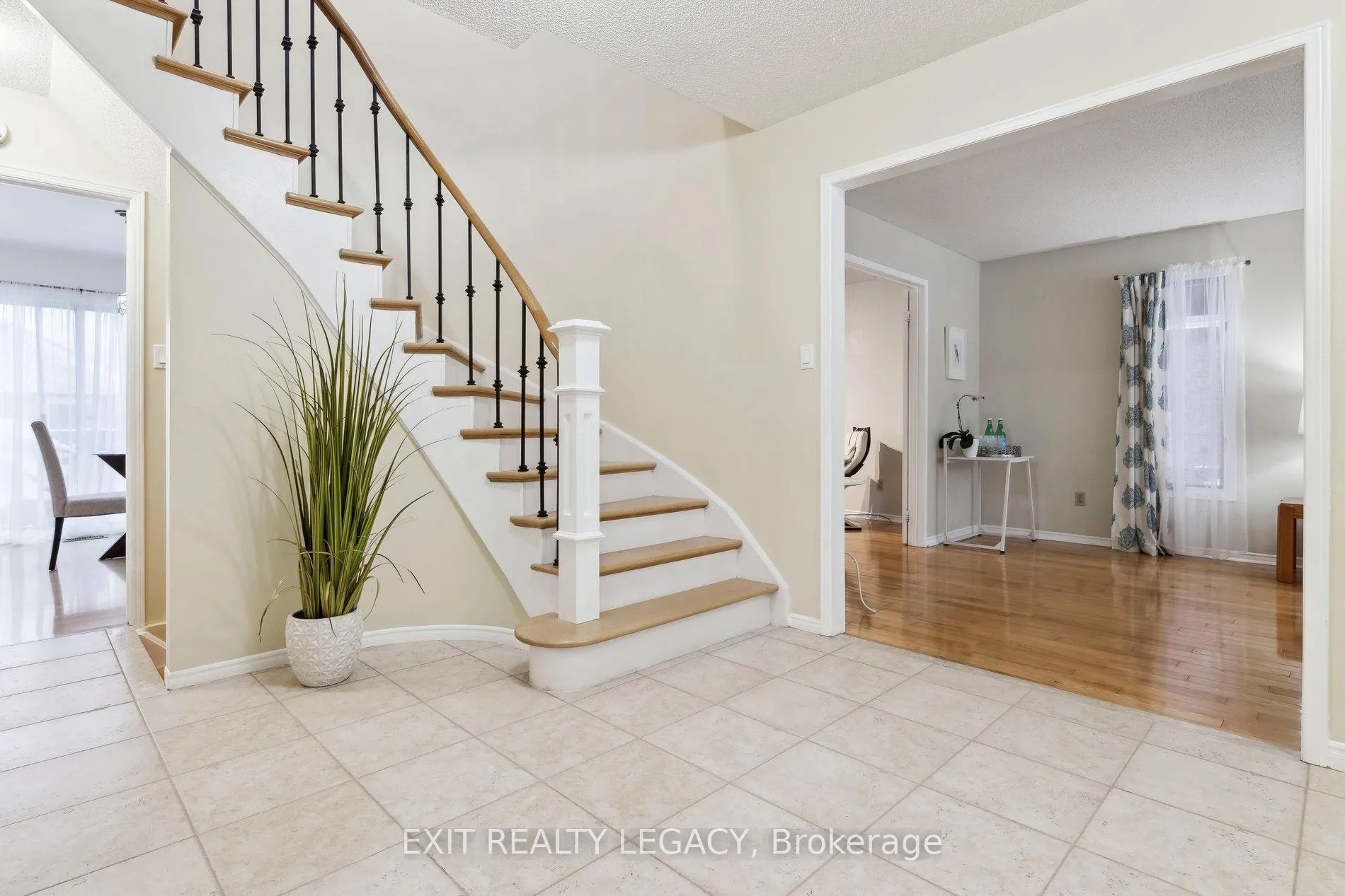 Photo 3 of 1586 Heathside Crescent, Pickering, Liverpool — HOMEH
