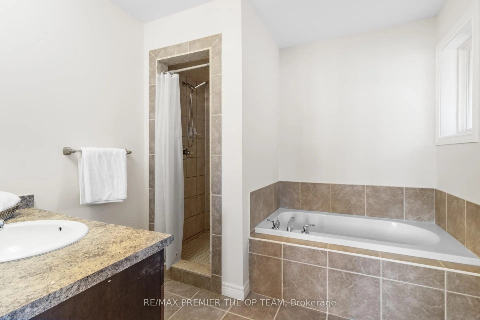 Photo 22 of 238 Medici Lane, Hamilton, Carpenter — HOMEH