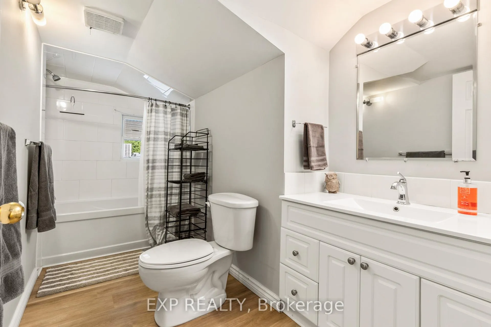 Photo 3 of Unit B, 11532 Longwoods Road, Middlesex Centre, Delaware Town — HOMEH